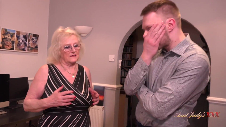 Aunt Judy's XXX: AuntjudysXXX - cornea GILF signora Claire scopa l'esattore