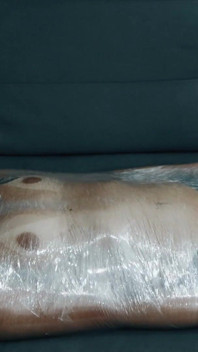 Mummificazione con avvolta di plastica, solletico, dolore e orgasmi continui