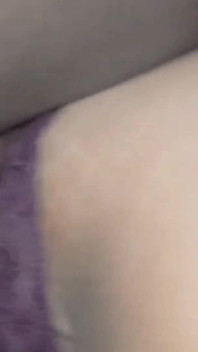 Bbc bückt mich über das bett, fickt mich hart und tief doggystyle
