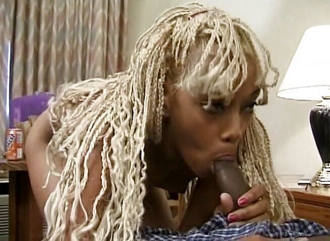 Dark Extreme: 小奶子裸体荡妇被大黑屌干