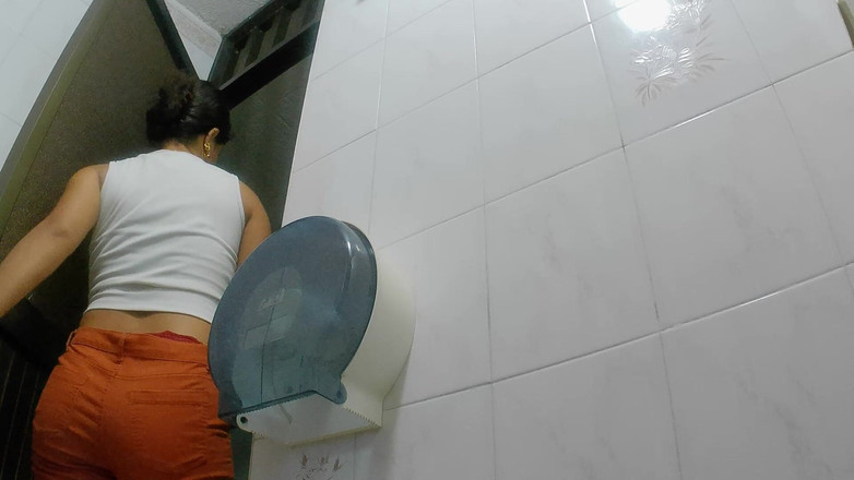 pampammedallo: Ella quería que vera su gran en el baño