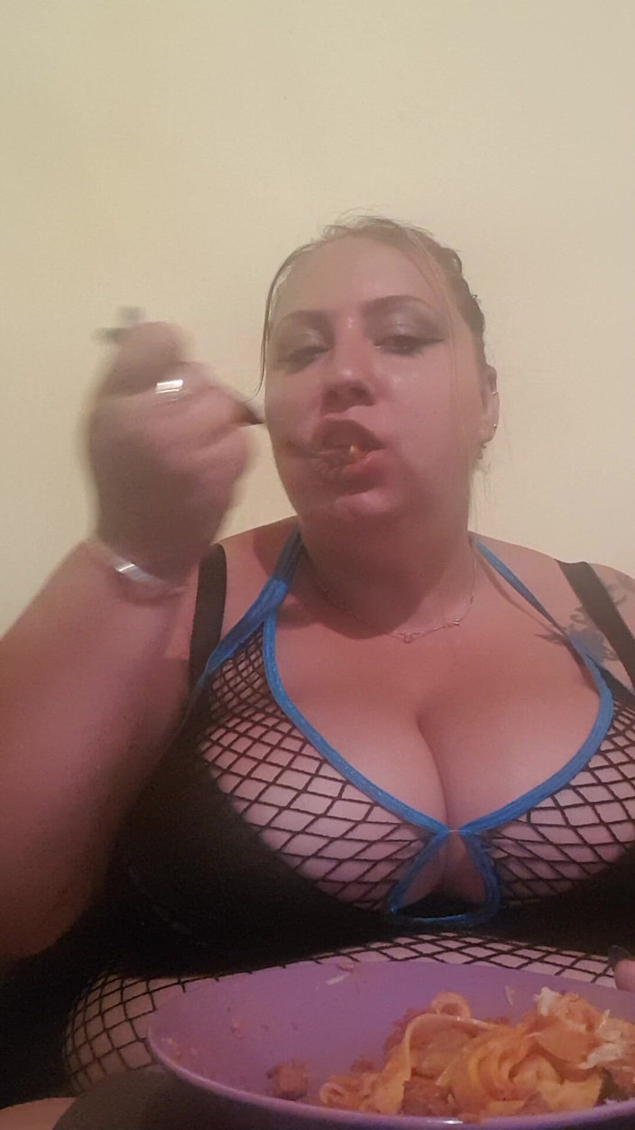 LoraBbw: Menyumbat Diri Saya Dengan Pasta/ Feedee