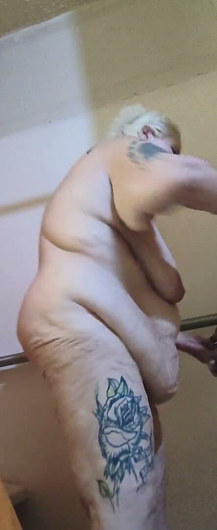 HerculesnVENUS: Bébé danse sans culotte sous la douche