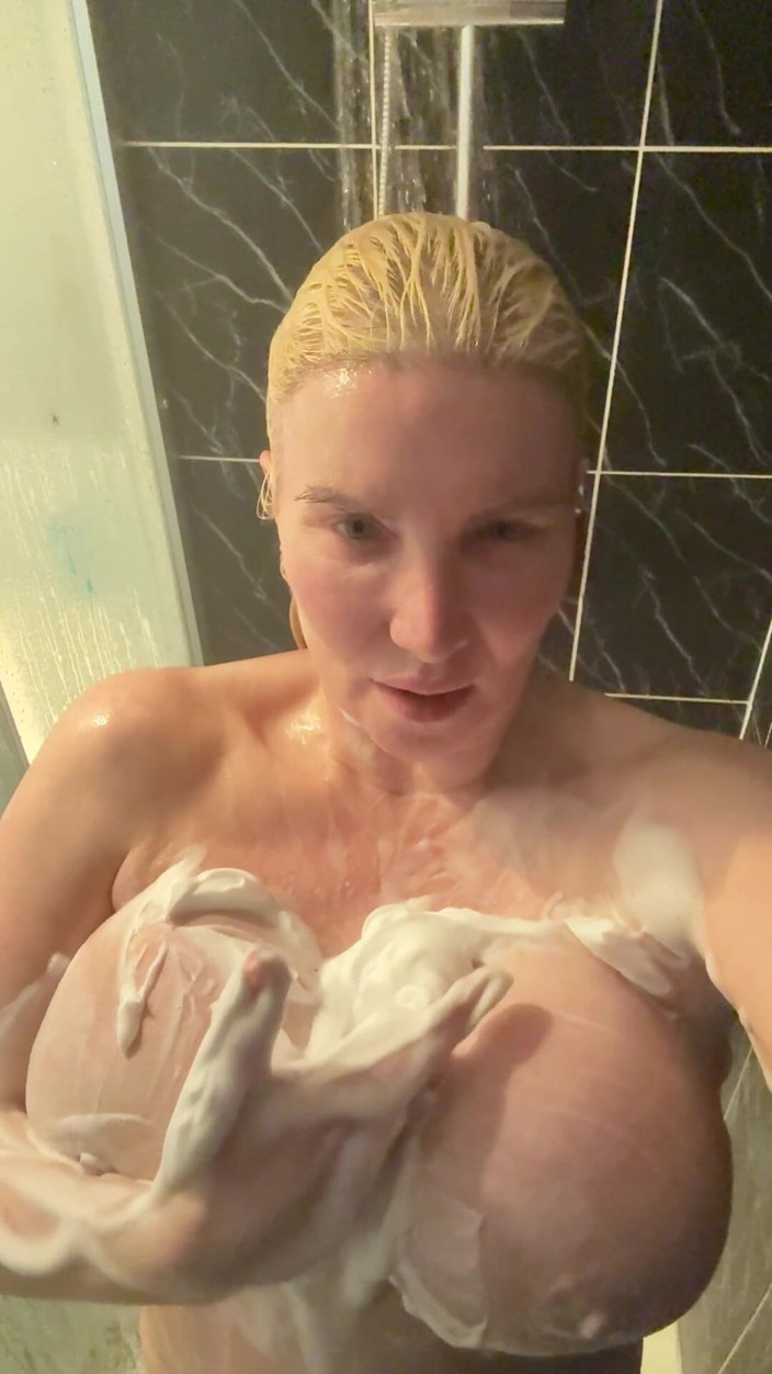 Sophie James: POV: 샤워 중 걸렸어... 내 34jj 젖탱이 따먹기!