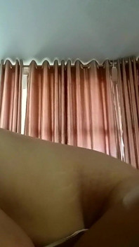 Teman lelaki mengongkek pepek awek kolej ketat panas dengan minyak kelapa- teman wanita menunggang video seks