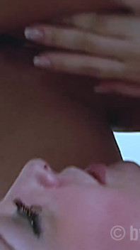Rothaarige und blonde schlampe lutschen und ficken in anal-dreier