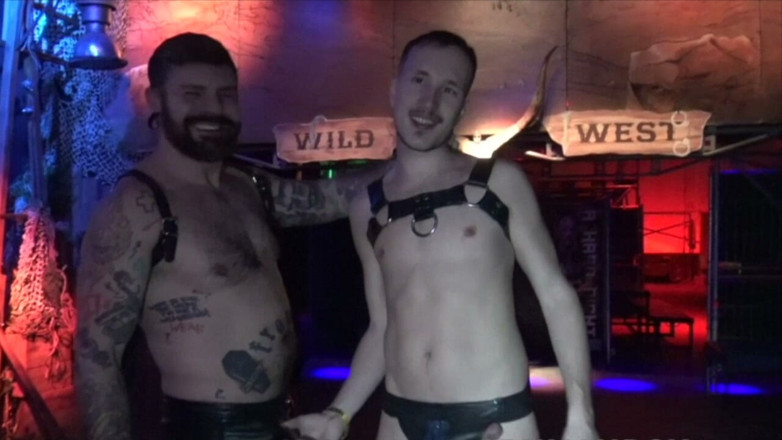 Hot recent bareback entertainement: Горячий секс в подсобке на публике
