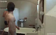 Garoto desconhecido no banheiro