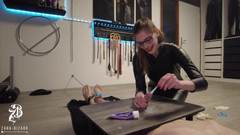 Zara Bizarr: Péro leštěné zubní pastou a vystříkaný krém