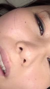 코니시 나나미처럼 보입니다!? 호텔에서 몸을 핥는 E컵 가슴을 가진 섹시하고 소녀