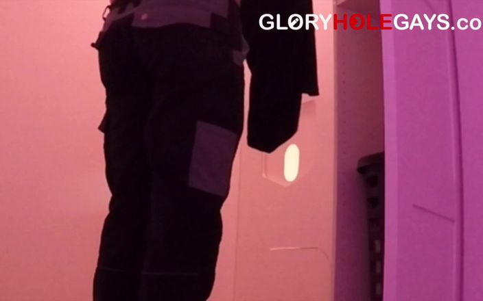 GLORYHOLEGAYS: Pekerja muda muncrat dua kali - tepat di lubang kemuliaan