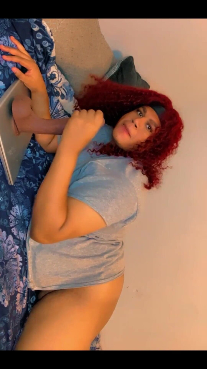 Hicktown_hoochi: Suger min stora svarta dildo långsam och slarvig