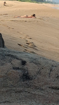 Uno sconosciuto ha toccato il mio corpo sulla spiaggia.