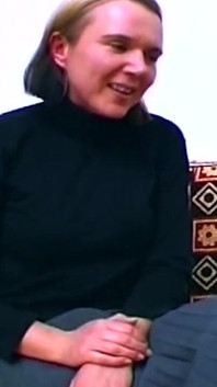 Reife blondine dehnt feuchte muschi mit dickem dildo