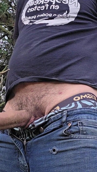 Hetero-typ masturbiert im wald