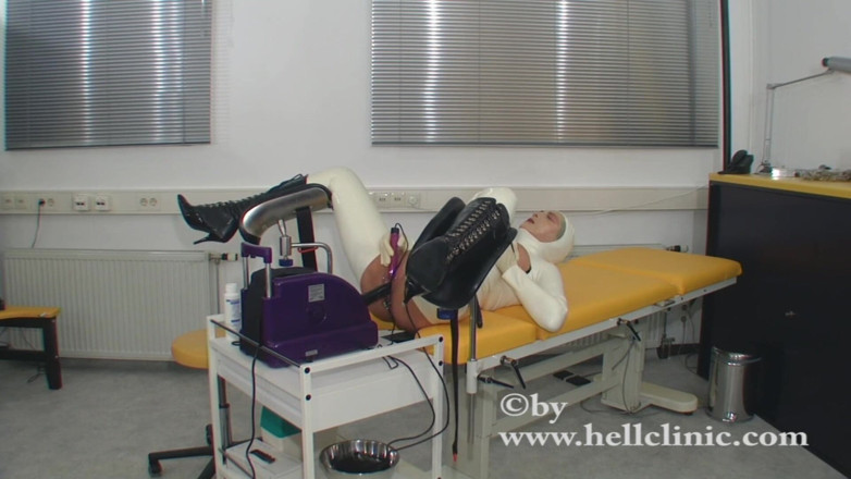 Rubber & Clinic Studio - 1ATOYS: Orgasmi squirt bagnati ed arrapate