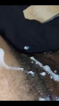 Sexy joven keniano pajeando enorme corrida en casa