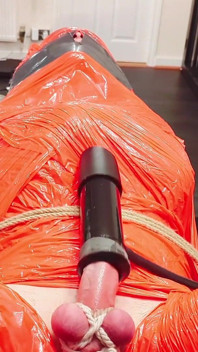 Ordenha sem piedade de pau (mummificaton plástico vermelho brilhante apertado e estimulação anal remota)