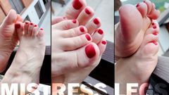 Mistress Legs: Bosá s červenými nehty na balkóně