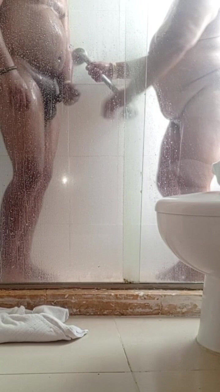 Milfta boohot: 샤워하는 계모와 함께하는 Ricas Tetas Grandes