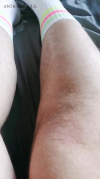 Kaki semulajadi mengusik berbulu dan sensual