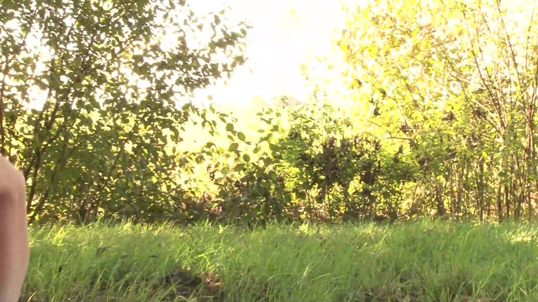 German Porn: Гарячі дівчата смокчуть величезний член, трах на відкритому повітрі та добірка камшотів