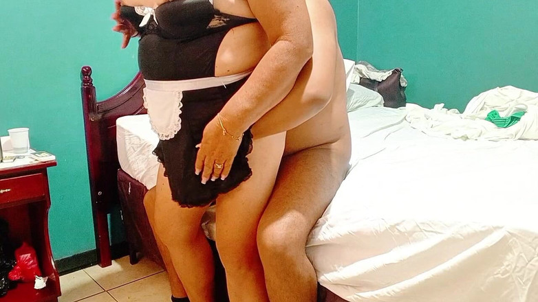 Sofixxx: MILF služka přijde uklízet právě když jsem byl nadržený a...
