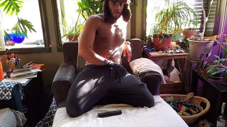 Kennie Jai: Kenniejai si masturba con il cappello addosso