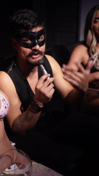 Pertunjukan Porno Langsung Di The Bar Of The Curious