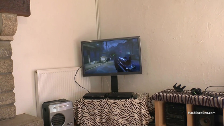 Hard Euro sex: ストッキングのゲーマー熟女は、ハードめちゃくちゃな猫を取得します