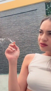 Fată sexy fumătoare zeiță brunetă care fumează ruj de țigară