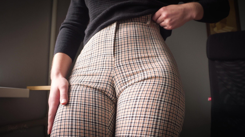 Teasecombo 4K: Niegrzeczny współpracownik Cameltoe dokuczać i zaprzeczać