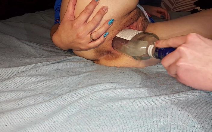 MaksDana33: Mi hermanastra está con una botella enorme