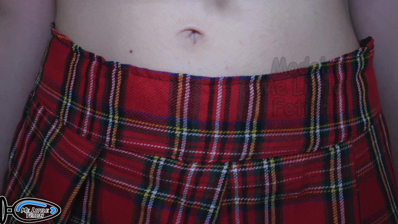 Me_little_fetish: Зведена сестра втратила сварку, пішла в коледж без трусиків під спідницею з великою анальною пробкою в дупі