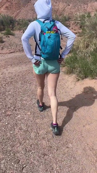 Esibizione in montagna selvaggia - presa in topless sul remoto kirghizistan trail, senza regole