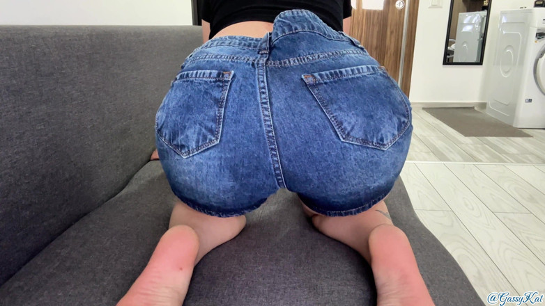GassyKat: Pedo de culo de jeans corto folla directamente a tu...