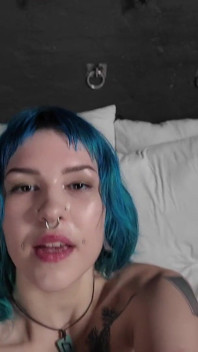 Gagica tatuată cu păr albastru vrea atenția ta - orgasm puternic cu bagheta magică pe cameră