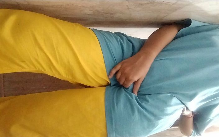 Riyathakur: 火辣印度少女展示她的身体