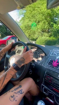 Jugando con su coño mientras conduce tan mojada que se empapó en el asiento