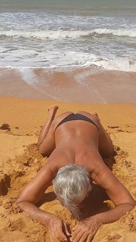 Ladysilva My Hot Zadek na pláži v jejích kalhotkách