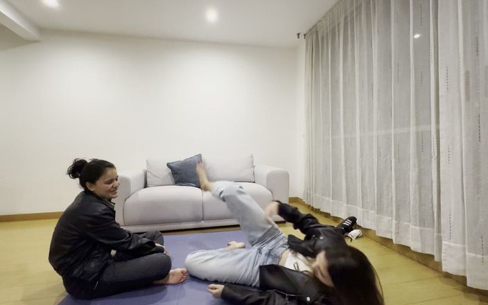 scarlettandc: My Girlfriend Spanks My Ass