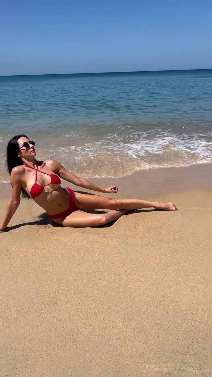 Princess Monica: Mengusik dalam bikini merah di pantai