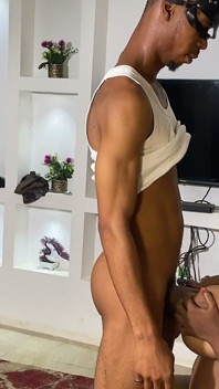 Peituda mamãe convida garoto de foda quando o marido está ausente