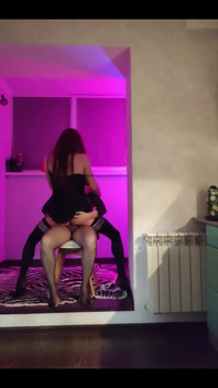 Twee teven besloten om seks te hebben in de keuken, grote kont en nat poesje tegen elkaar gewreven