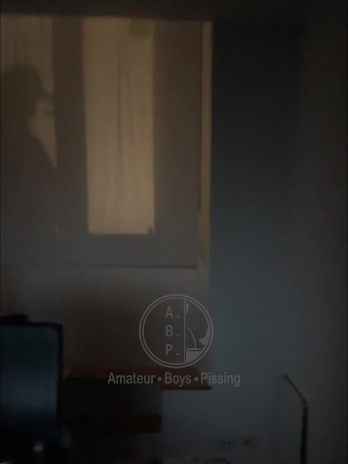 AmateurMates: Eu peguei esse garoto fazendo xixi na frente da minha...