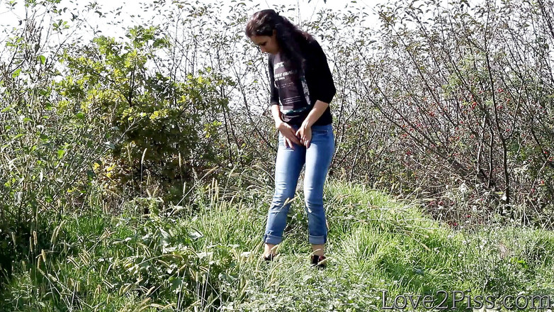 Love 2 Piss: Kencing di atas bukit