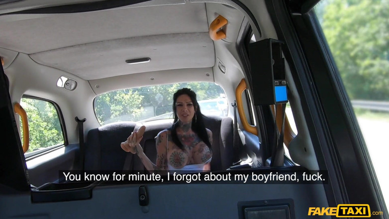 Fake Taxi: Fałszywa taksówka - big tit tattoo babe Megan Inky lubi to...