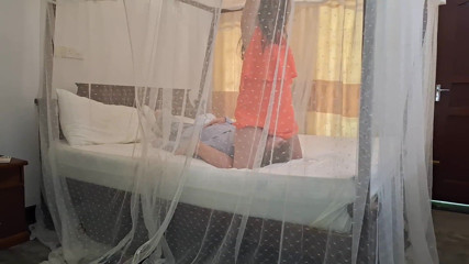 Karina_Doll: Найкращий працівник готелю на обличчі, турист облизує пизду