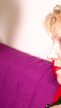 Tiener met grote siliconen tieten wordt hard geneukt door haar vriendje