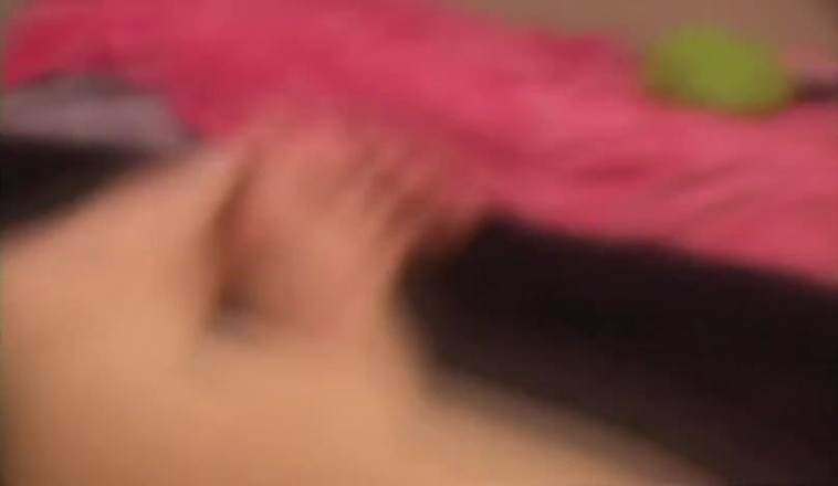 Foot Girls: Pelacur berambut hitam mengisap dan menjilati kakinya